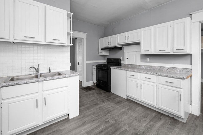 Building Photo - 1321 W 13th St