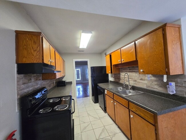 Building Photo - AVAILABLE NOW - Charming 3 Bed / 2 Bath Ho...