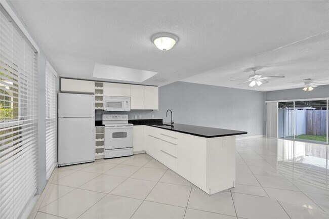 Building Photo - 704 NE 23rd Ave