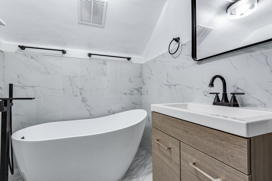 Building Photo - 1478 S University Blvd