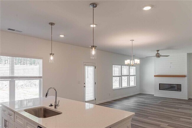 Building Photo - 3362 Skyland Dr