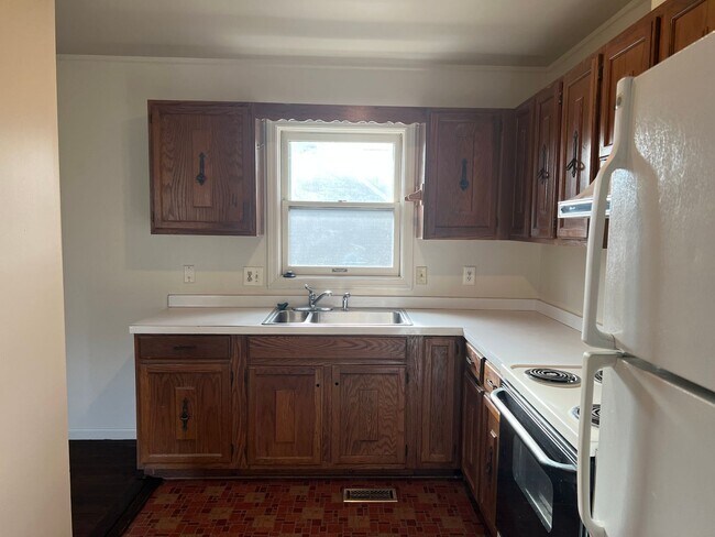 Building Photo - Welcome home!  Sought after Lake of the Woods!