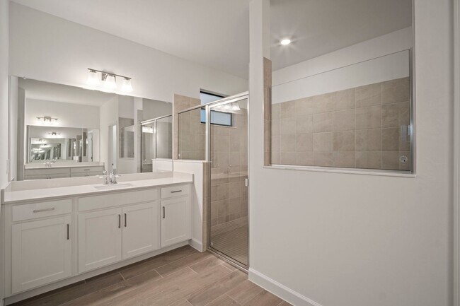 Building Photo - Spacious home 3beds+Den 3 baths located in...