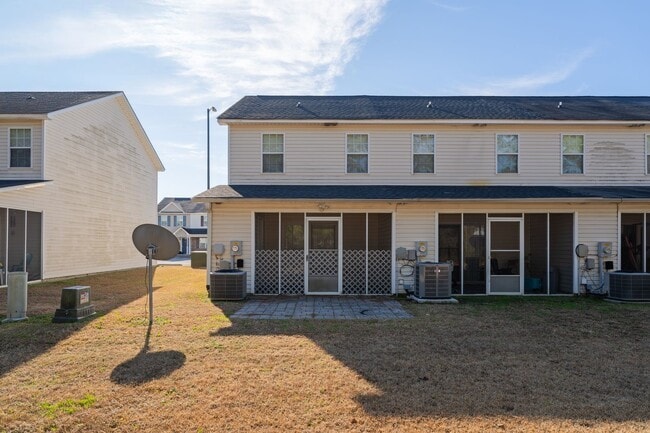 Building Photo - Move-In Ready Townhome Near Camp Lejeune