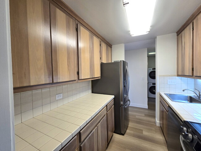 Building Photo - Large 2br/2ba/1pkg Condo near Blaisdell!