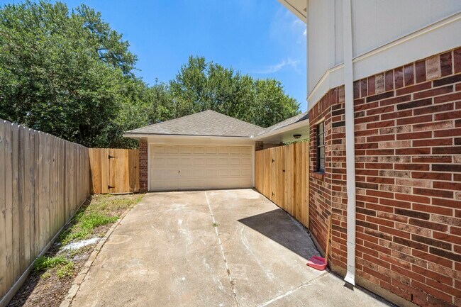 Building Photo - 2406 Parkwood Ln