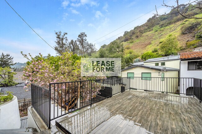 Building Photo - 9848 Portola Dr