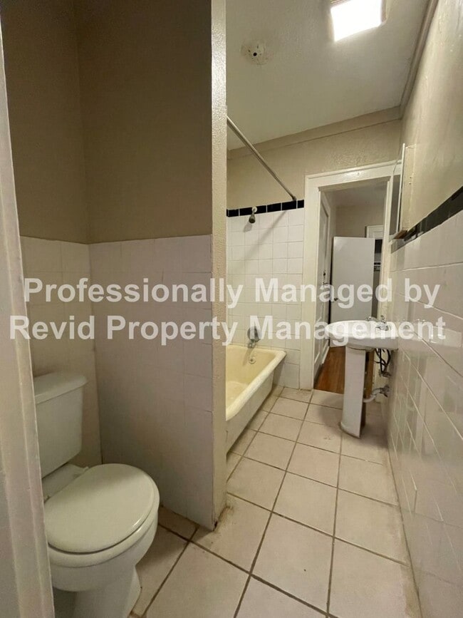 Building Photo - Great 2 Bedroom with large balcony!