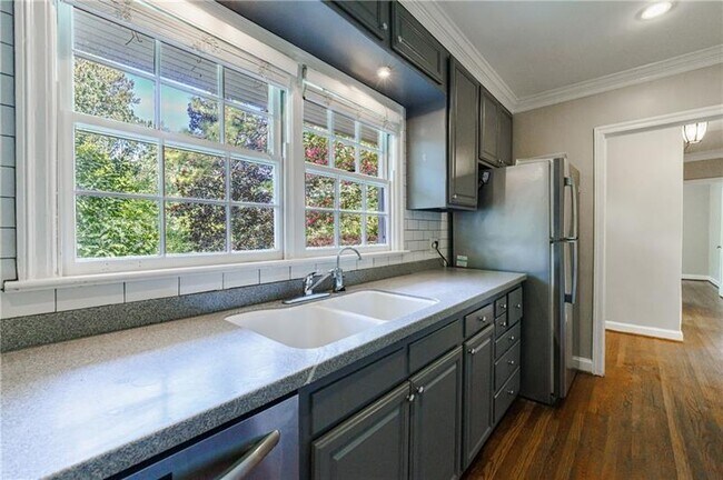 Building Photo - 2311 Pembrook Pl NE