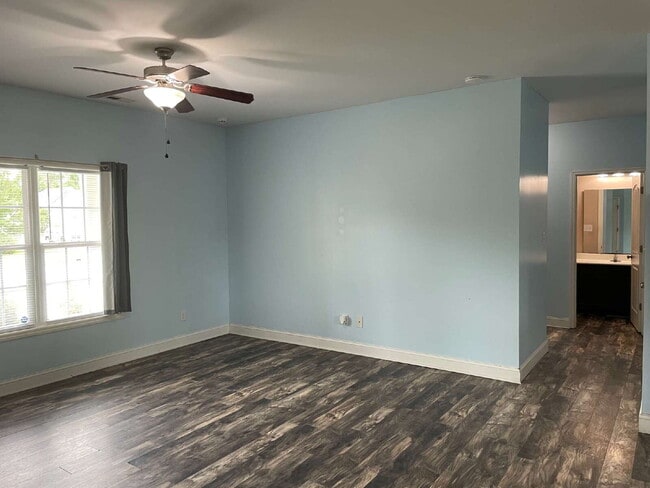 Building Photo - Pet Friendly Three Bedroom Two Full Bathro...