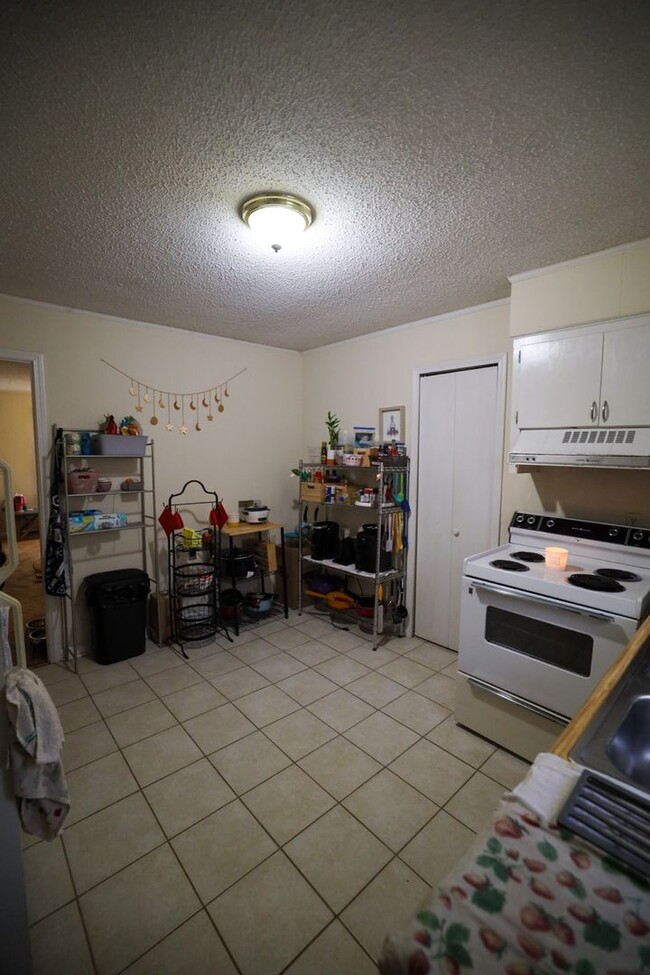 Building Photo - 2 Bedroom Apartment Close to Campus!