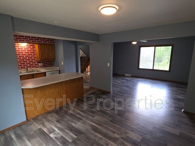 Building Photo - 219 McDivett Dr