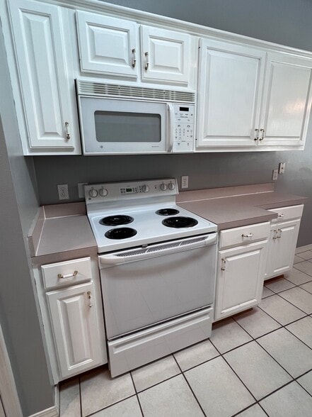 Electric Stove - 2524 Bluewater Dr