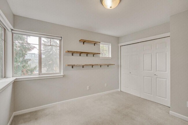 Building Photo - 308 20th Ave S