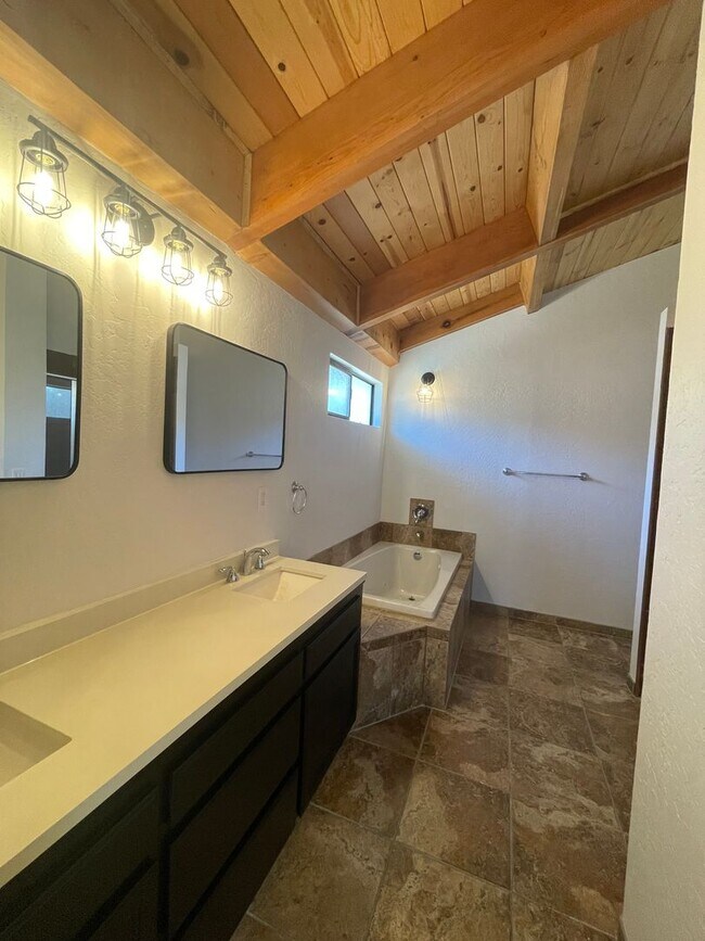 Building Photo - 3 Bed 3 Bath Ridgemark Home - Golf Course ...