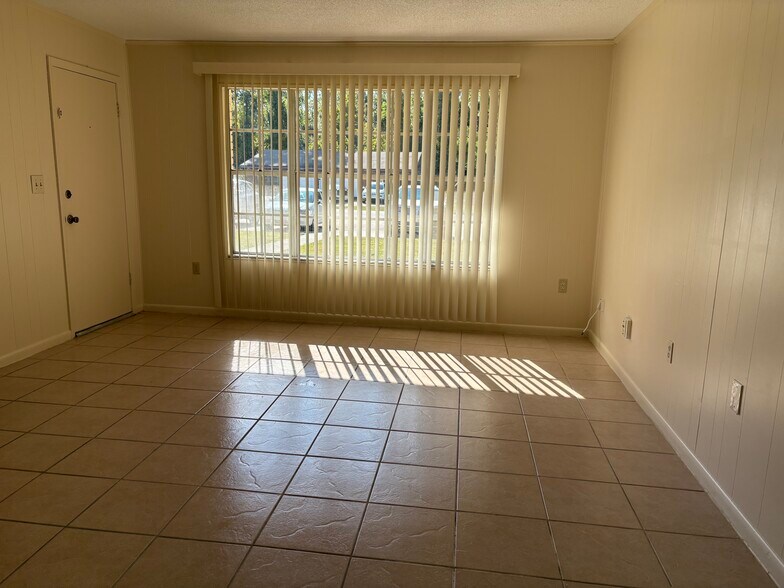 Large living area - 1015 SW McFarlane Ave