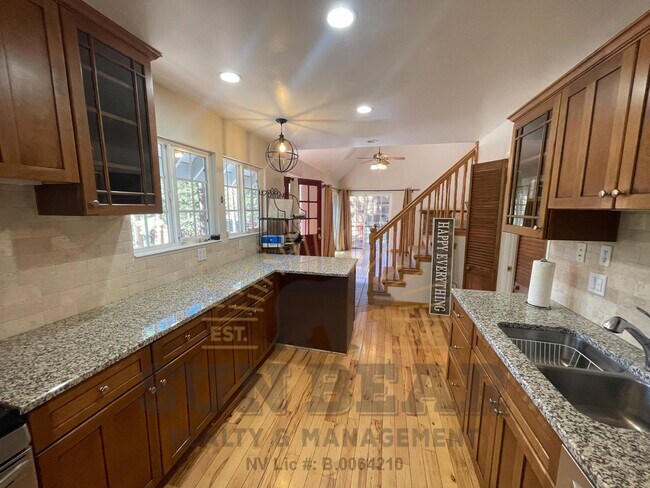 Primary Photo - Bright Adorable Home in Incline! Dog Friendly