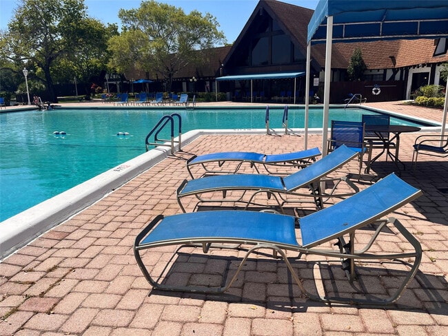 Building Photo - 3670 Inverrary Dr