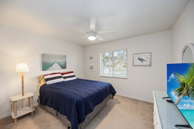 Building Photo - Nestled in the picturesque community of Rotonda Lakes!