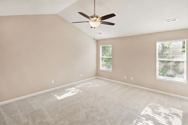 Building Photo - 404 Willott Square Dr