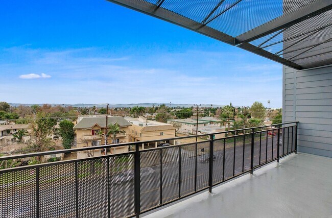 Building Photo - Elevado at Roscoe 57