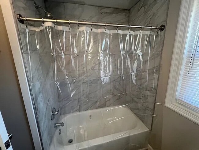 Building Photo - 2 Bedroom 1.5 Bath for rent in College Hill!