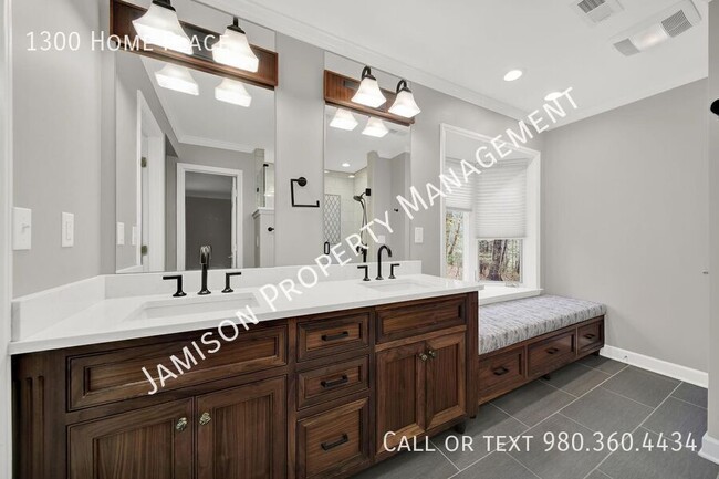 Building Photo - 1300 Home Pl