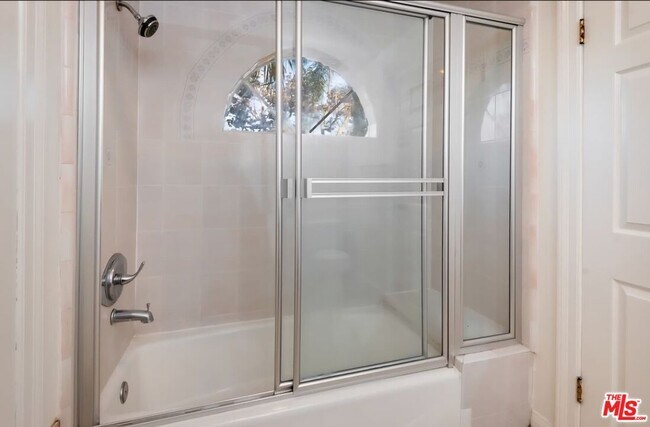 Building Photo - 525 N Orange Dr