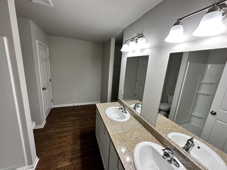 Building Photo - 2670 Claremont Dr