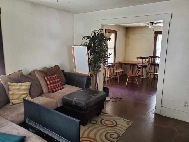 Primary Photo - 1238 E Riverside Ave