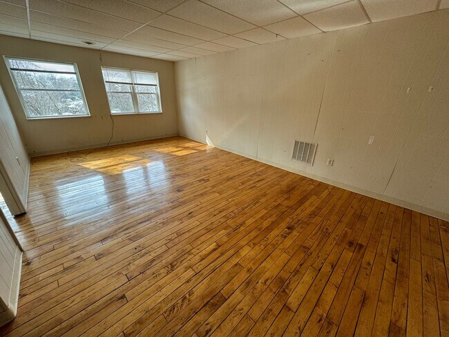 Building Photo - Apartment