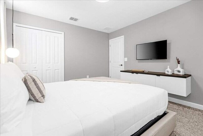 Building Photo - 9052 Sommerset Hills Dr