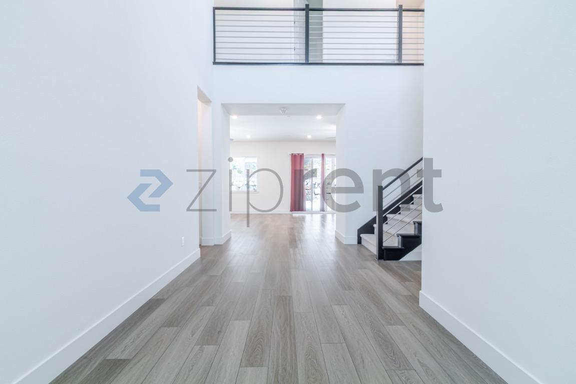 Building Photo - Unit