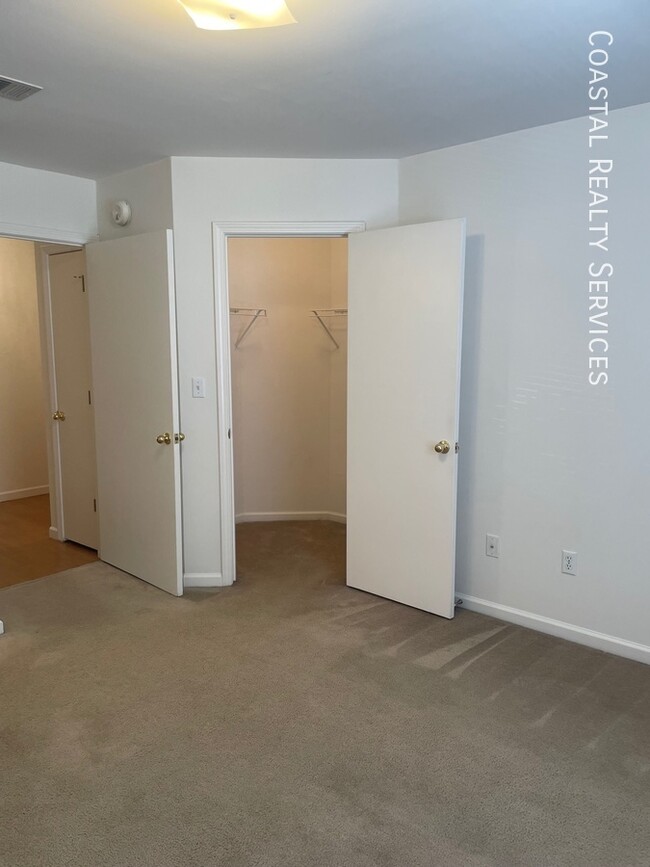 Building Photo - 879 Fairview Dr