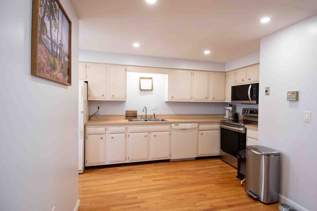 Building Photo - 2 Bedroom Condo Available August 1st