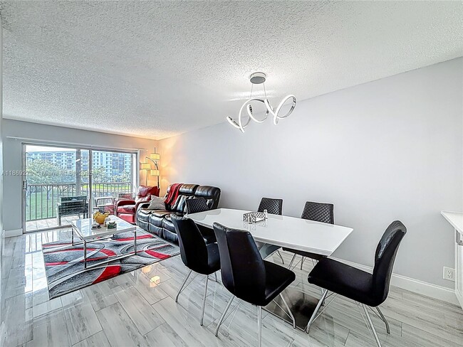 Building Photo - 2228 N Cypress Bend Dr