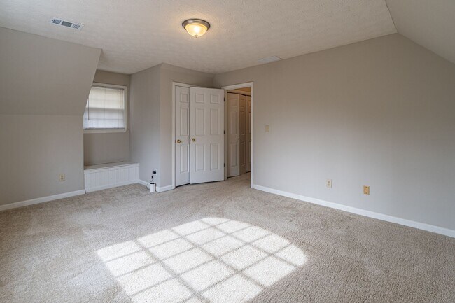 Building Photo - Welcome to this stunning 4-bedroom, 3-bathroom home located in the vibrant neighborhood of Kriste...