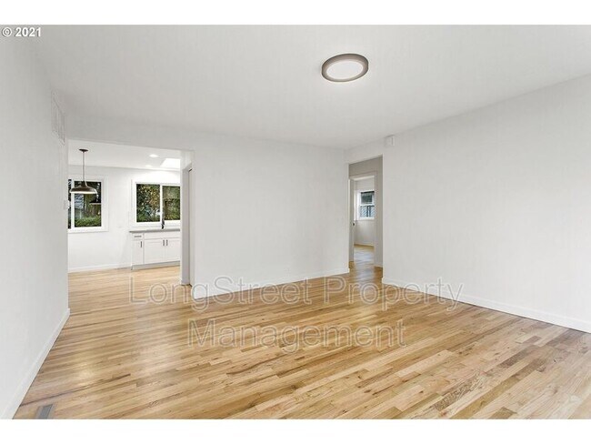 Building Photo - 6014 SE Insley St