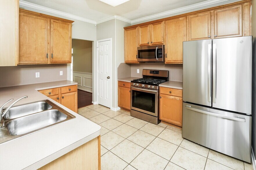 Building Photo - 16502 Wheatfield Dr