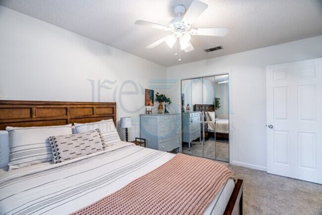 Building Photo - Attn: Pilots! 3BR 2BA Crashpad!