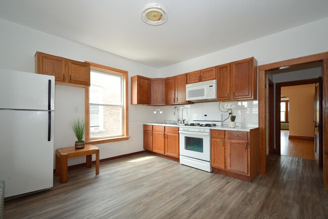 Kitchen - 5353 W Newport Ave