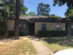 Building Photo - 3/2 PTISD Fenced yard and pet friendly