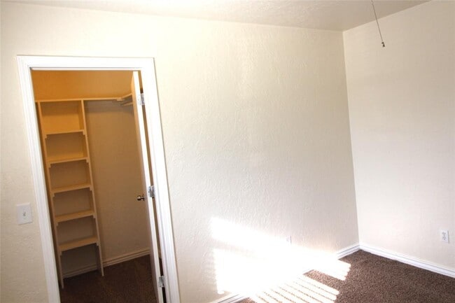 Building Photo - 118 NE 12th St