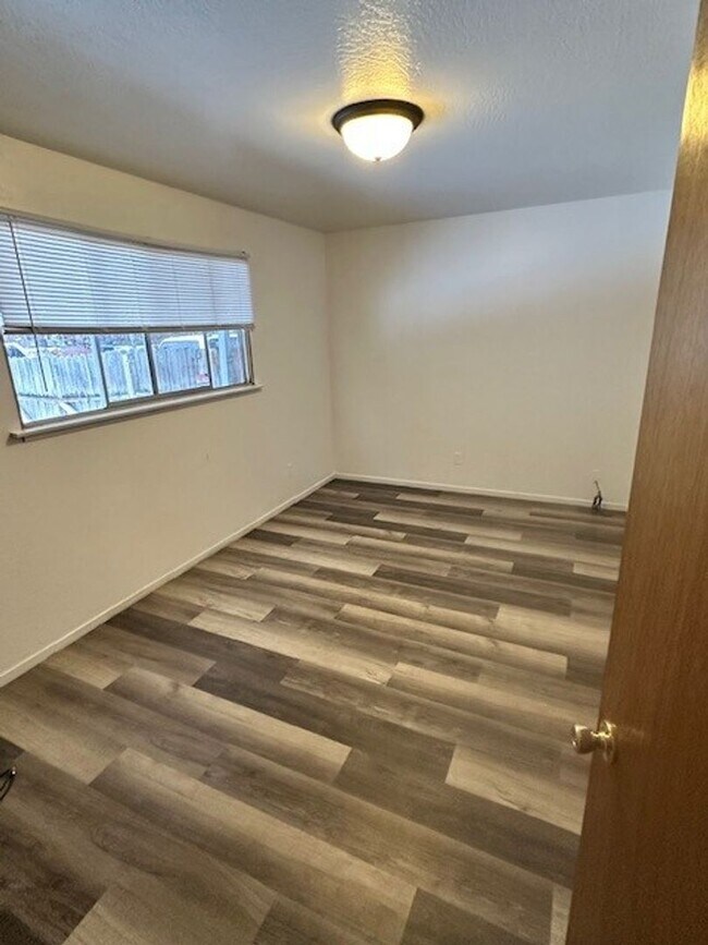 Building Photo - Cute 1Bd apartement in a 7 plex property! Call and inquire today!