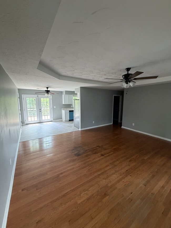 Building Photo - 127 Springhill Dr
