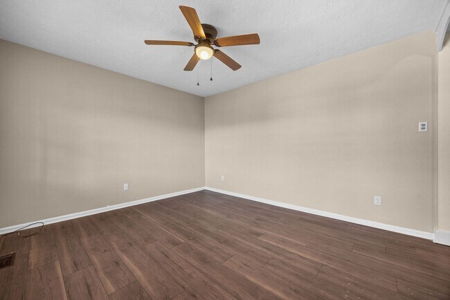 Building Photo - 735 Ashbrook Rd