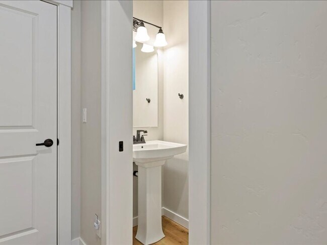 Building Photo - Free September Rent!  Beautiful Newer 4 Bed, 3 Bath located in the heart of Meridian - available ...