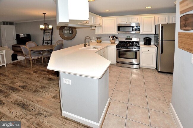 Building Photo - 6940 Fairfax Dr