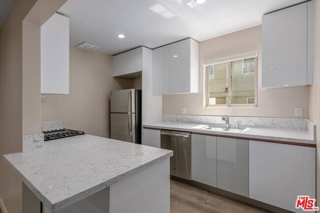 Building Photo - 1553 S Saltair Ave