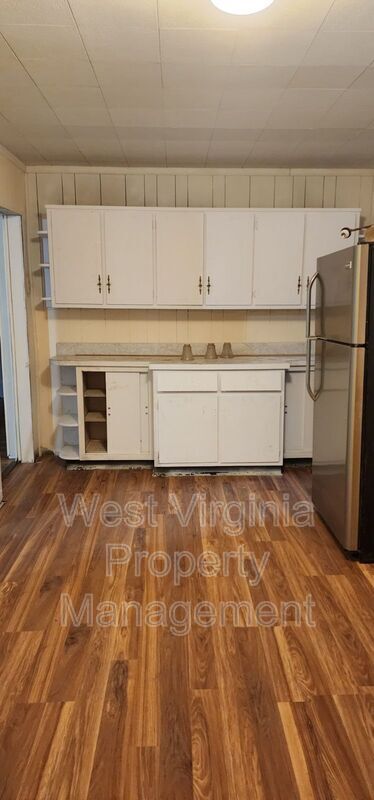 Building Photo - 277 Robinson St